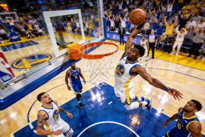 篮球比赛精彩瞬间 - NBA球员扣篮动作特写