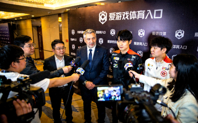 爱游戏体育入口高层与战队队长接受媒体采访